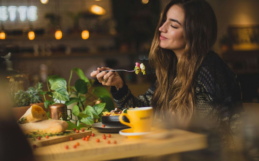 happy-woman-eating-nutritious-food-good-for-the-brain-by-pablo-merchan-montes-at-unsplash