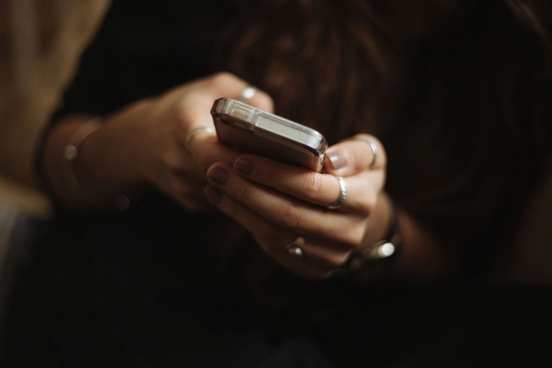 woman-holding-her-phone-by-priscilla-du-preez-at-unspash