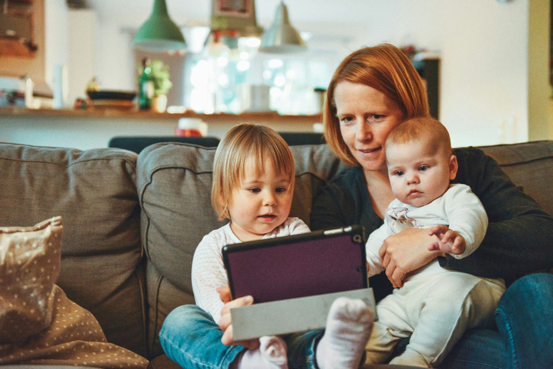 mom-children-screen-time-by-alexander-dummer-at-unsplash